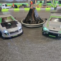 Zwei RC Drift Cars mit LED-Beleuchtung auf der Strecke in Dottikon Zwei RC Drift Autos auf der Sideways Drift Strecke in Dottikon vor einem Modell-Vulkan